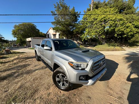Used 2017 Toyota Tacoma TRD Sport w/ Tow Package RWD image 6