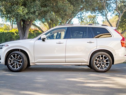 Used 2016 Volvo XC90 T6 Momentum image 2