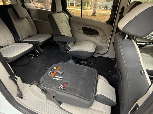 Used 2020 Ford Transit Connect XLT image 11