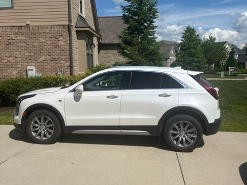 Used 2020 Cadillac XT4 Premium Luxury w/ Cold Weather Package AWD/4WD image 2