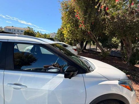 Used 2019 Nissan Kicks SR w/ SR Premium Package FWD image 9