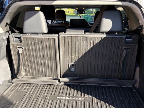 Used 2022 Toyota Highlander XLE image 11