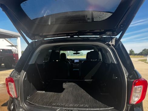 Used 2023 Ford Explorer XLT w/ Equipment Group 202A image 8