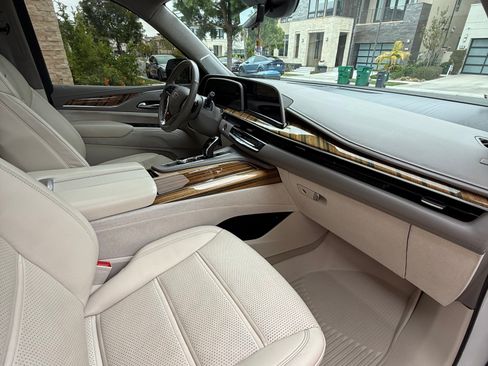 Used 2021 Cadillac Escalade ESV Sport Platinum AWD/4WD image 9
