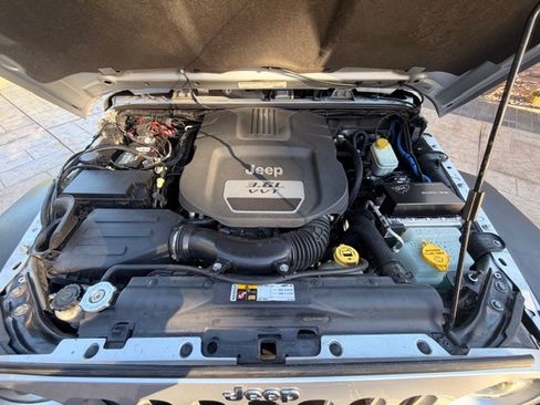 Used 2012 Jeep Wrangler Unlimited Rubicon image 12