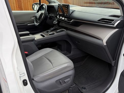 Used 2021 Toyota Sienna XLE w/ XLE Plus Package FWD image 15