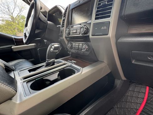 Used 2015 Ford F150 Lariat image 21