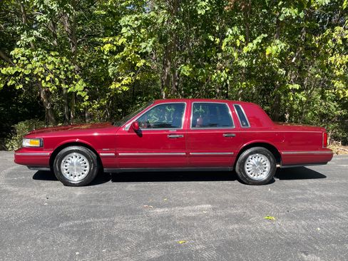 Used 1997 Lincoln Town Car Cartier RWD image 1
