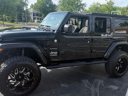Used 2019 Jeep Wrangler Unlimited Sahara AWD/4WD image 14