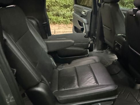 Used 2021 Chevrolet Suburban LT RWD image 4