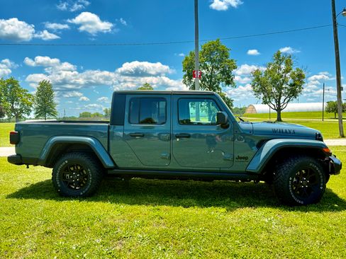 Used 2025 Jeep Gladiator Sport AWD/4WD image 5