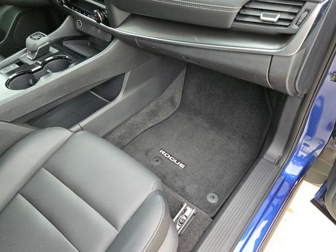 Used 2023 Nissan Rogue SV w/ SV Premium B Package FWD image 21