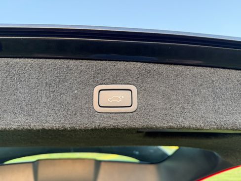 Used 2010 Volvo V70 R-Design FWD image 19