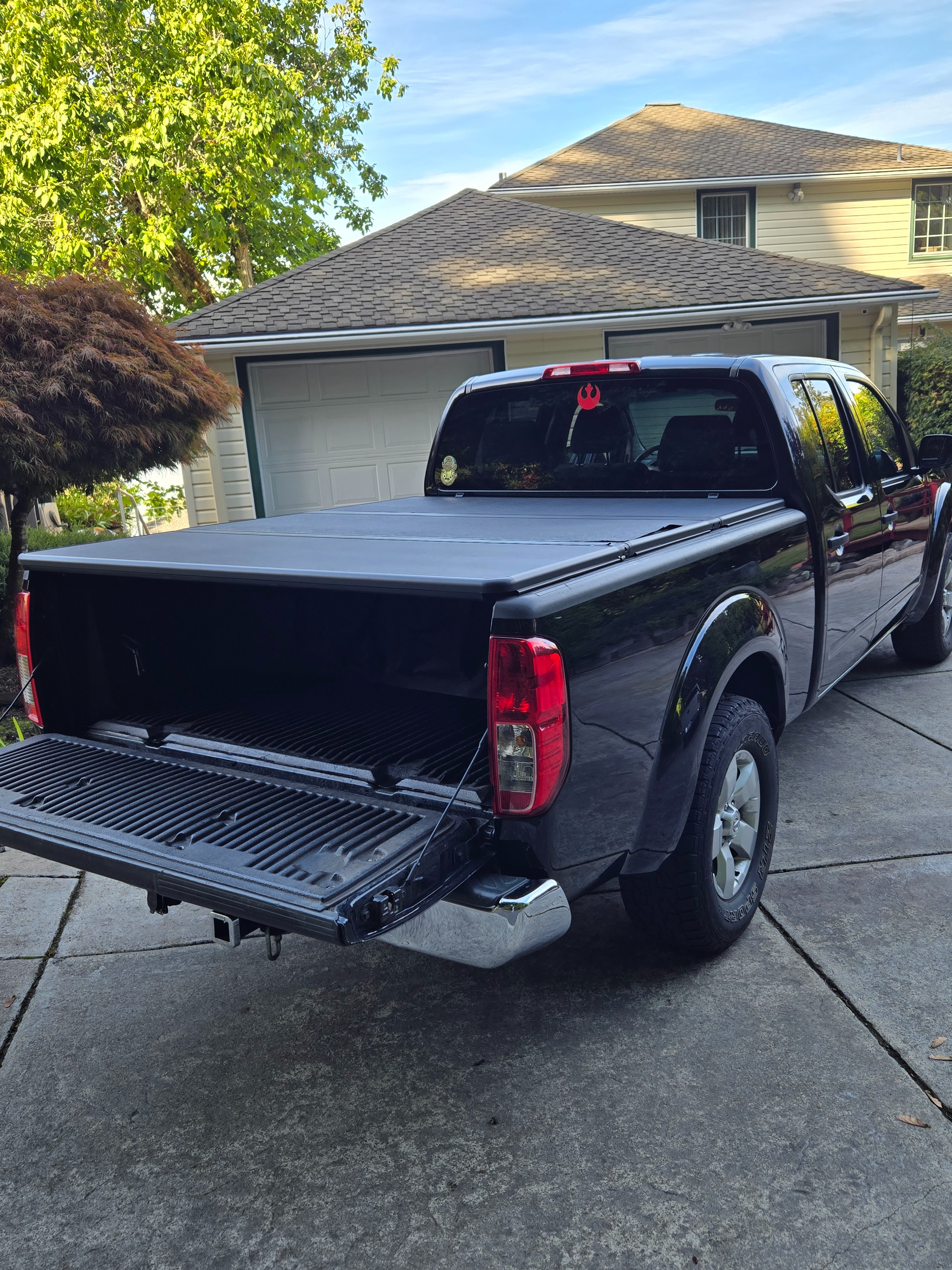 Used 2011 Nissan Frontier SV RWD image 2