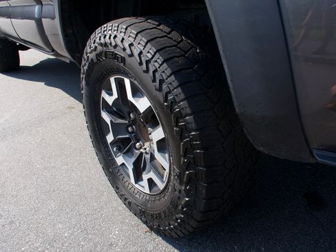Used 2020 Toyota Tacoma TRD Off-Road AWD/4WD image 28