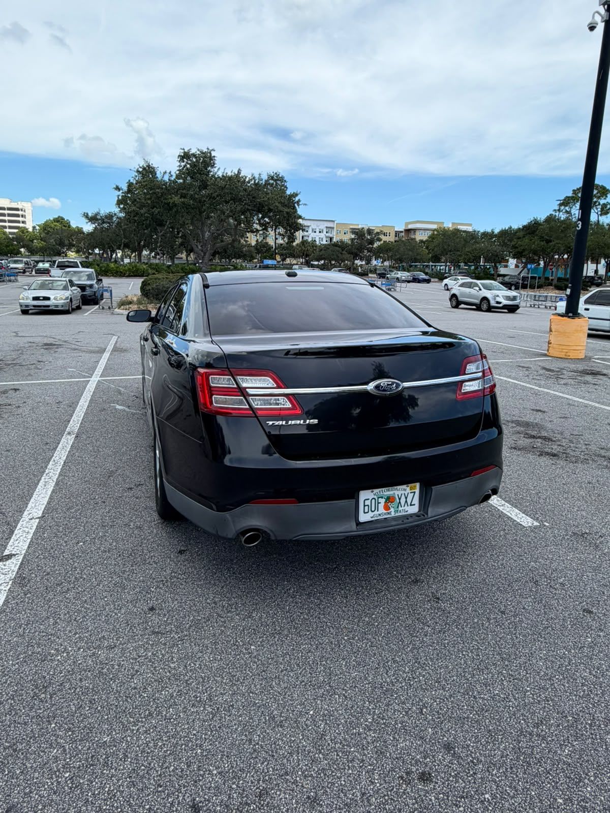 Used 2015 Ford Taurus SE FWD image 2
