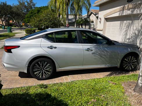 Used 2025 Nissan Altima 2.5 SV image 8