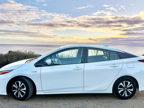 Used 2019 Toyota Prius Prime Premium w/ Carpet Mat Package FWD image 2