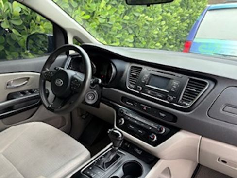 Used 2016 Kia Sedona LX w/ LX Convenience Package image 4