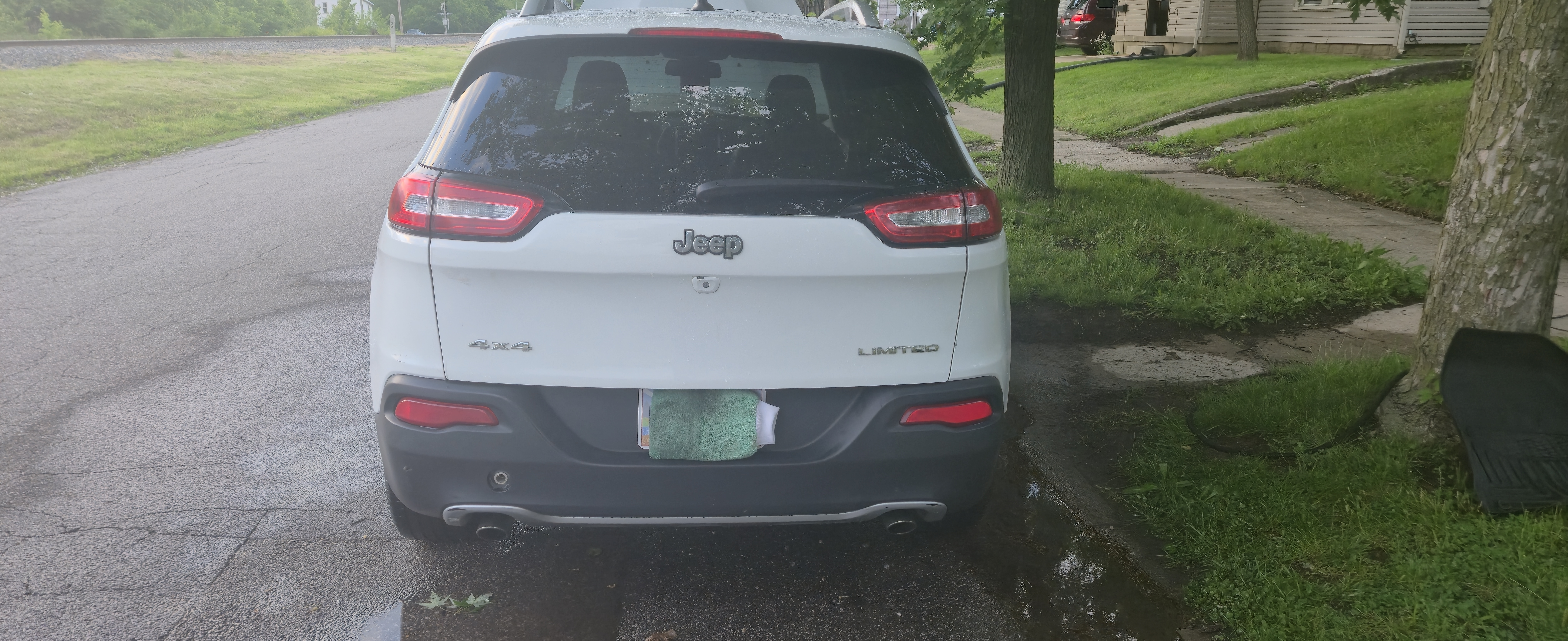 Used 2014 Jeep Cherokee Limited w/ Luxury Group AWD/4WD image 10