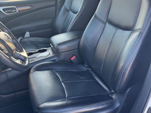 Used 2018 Nissan Pathfinder Platinum image 11