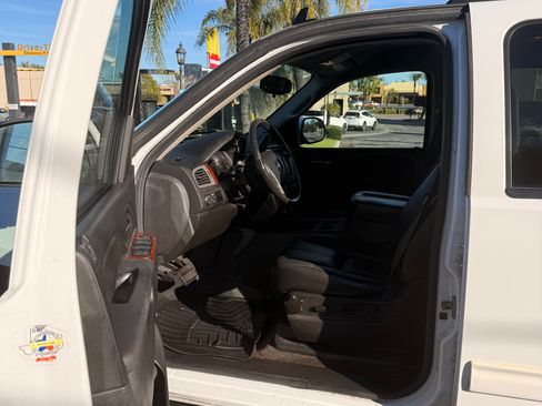 Used 2011 Chevrolet Suburban LT RWD image 10