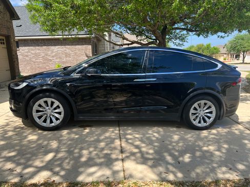 Used 2017 Tesla Model X 90D image 2