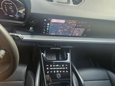 Used 2024 Porsche Cayenne image 2