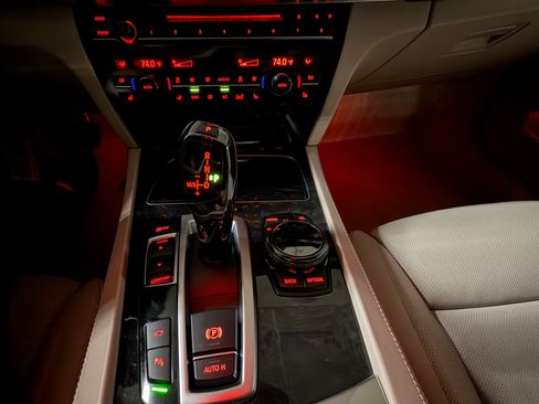 Used 2014 BMW 750i image 29