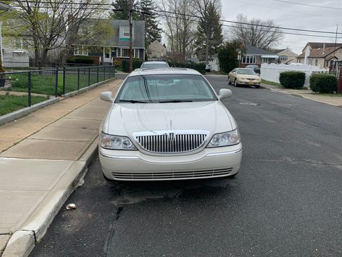 Used 2004 Lincoln Town Car Ultimate image 2