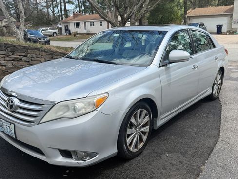 Used 2011 Toyota Avalon Limited image 2
