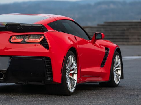 Used 2016 Chevrolet Corvette Z06 w/ 3LZ Preferred Equipment Group image 6