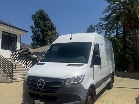 Used 2021 Mercedes-Benz Sprinter 2500 image 4