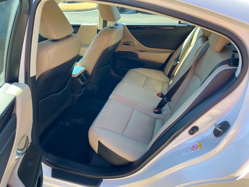 Used 2019 Lexus ES 350 350 Sedan 4D w/ Premium Package image 2