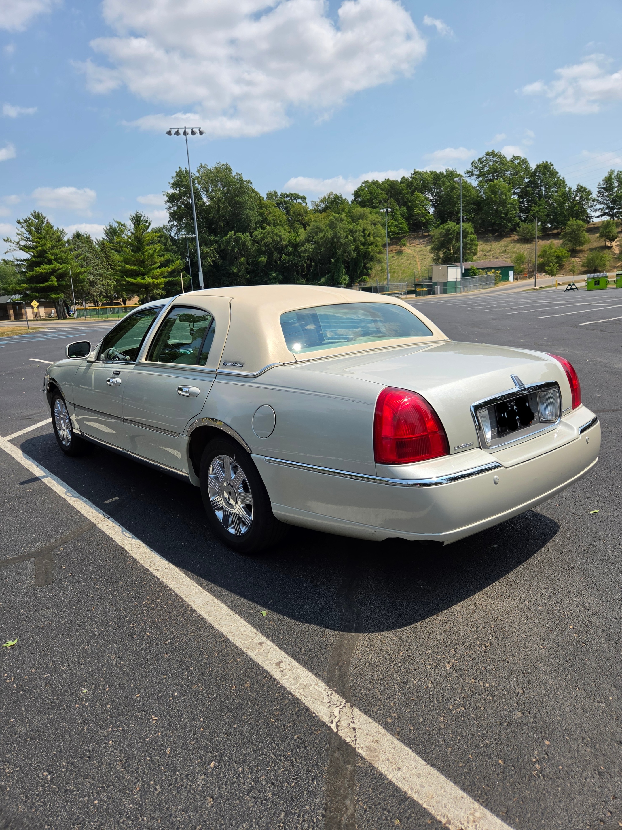 Used 2005 Lincoln Town Car Signature Limited RWD image 8