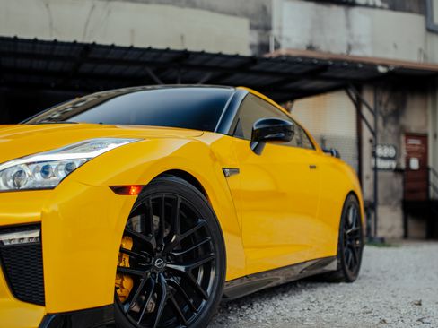 Used 2017 Nissan GT-R Premium AWD/4WD image 1