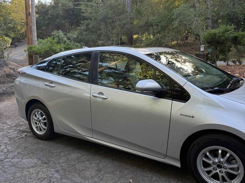 Used 2016 Toyota Prius Four Touring image 4