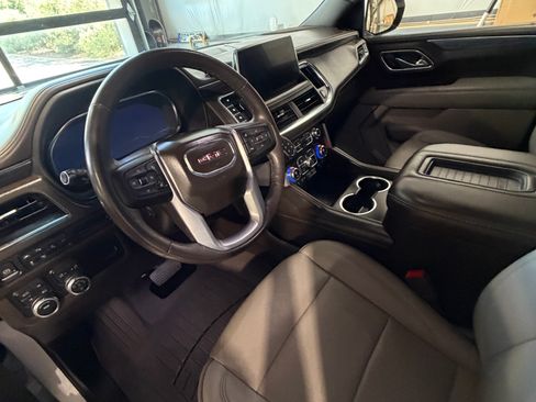 Used 2022 GMC Yukon XL SLT w/ SLT Premium Package AWD/4WD image 4