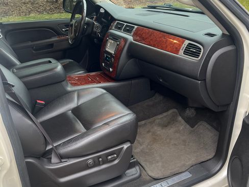 Used 2013 Chevrolet Avalanche LTZ image 5