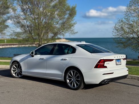 Used 2021 Volvo S60 T5 Momentum w/ Premium Package image 9