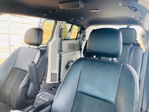 Used 2019 Dodge Grand Caravan SXT image 4