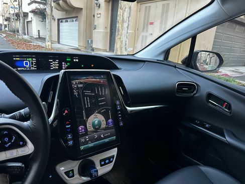 Used 2018 Toyota Prius Prime Premium image 13