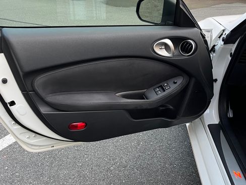 Used 2013 Nissan 370Z Touring w/ Sport Pkg image 11