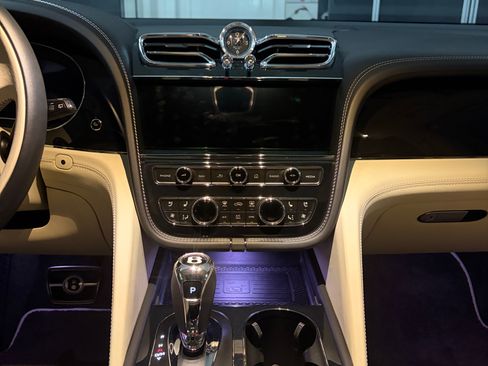 Used 2021 Bentley Bentayga AWD/4WD image 32
