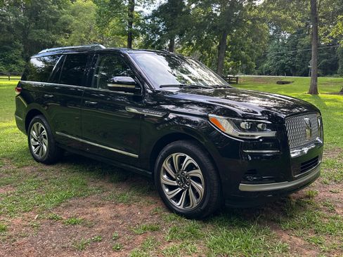 Used 2024 Lincoln Navigator Reserve AWD/4WD image 4