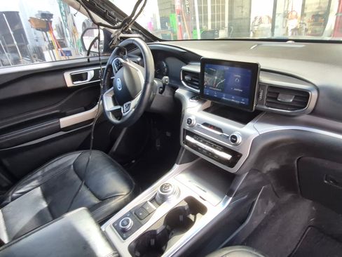 Used 2021 Ford Explorer XLT w/ Equipment Group 202A image 2