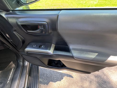 Used 2019 Toyota Tacoma SR5 AWD/4WD image 16