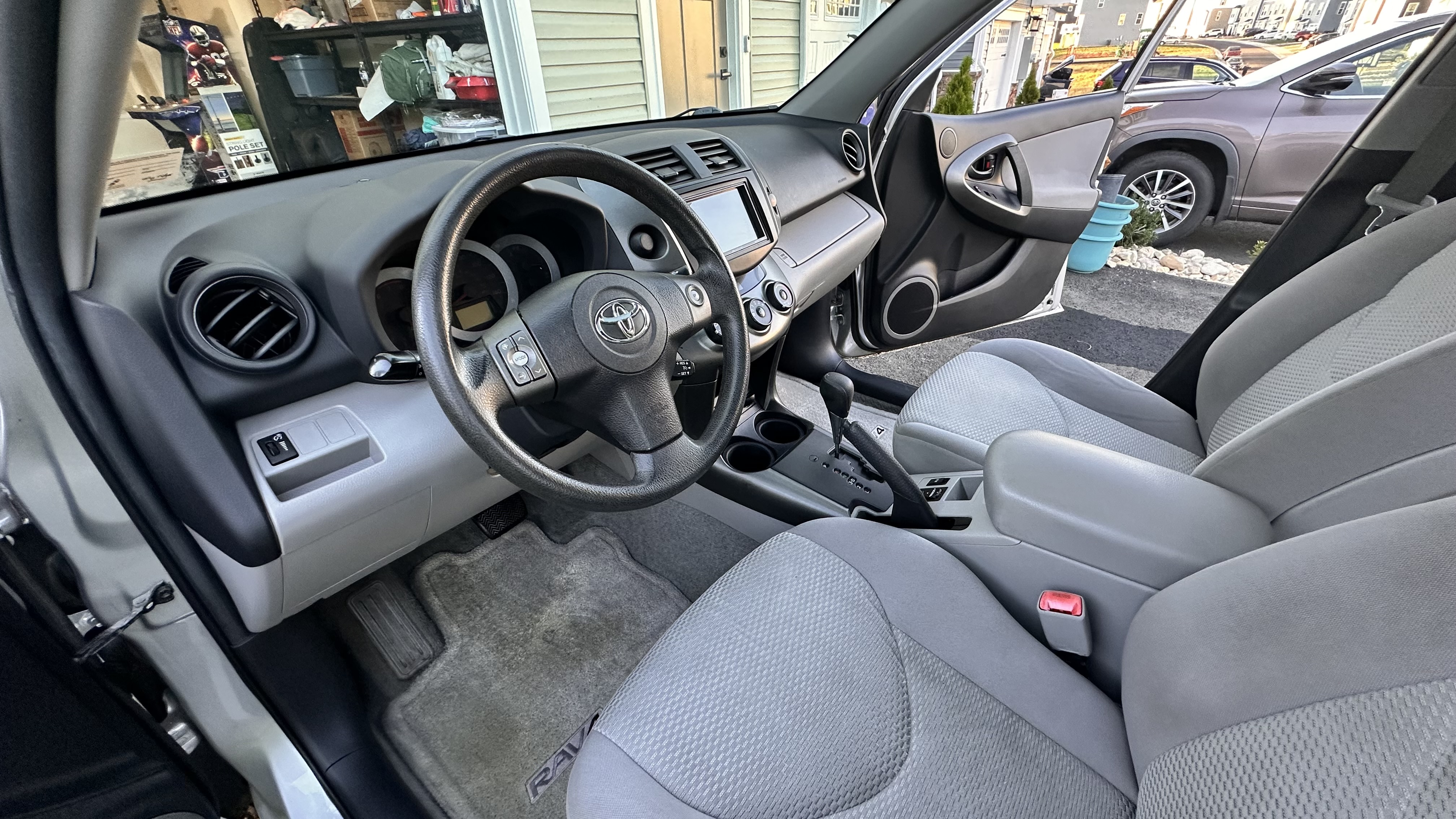 Used 2011 Toyota RAV4 2WD w/ Upgrade Value Pkg image 2