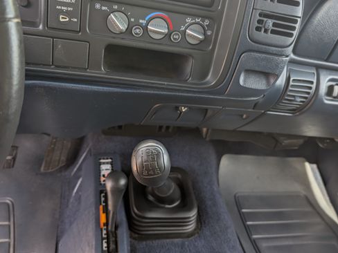 Used 1997 Chevrolet Silverado 1500 4x4 Regular Cab w/ Preferred Equipment Group 2 image 9