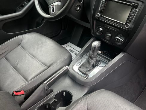 Used 2011 Volkswagen Jetta SE FWD image 13